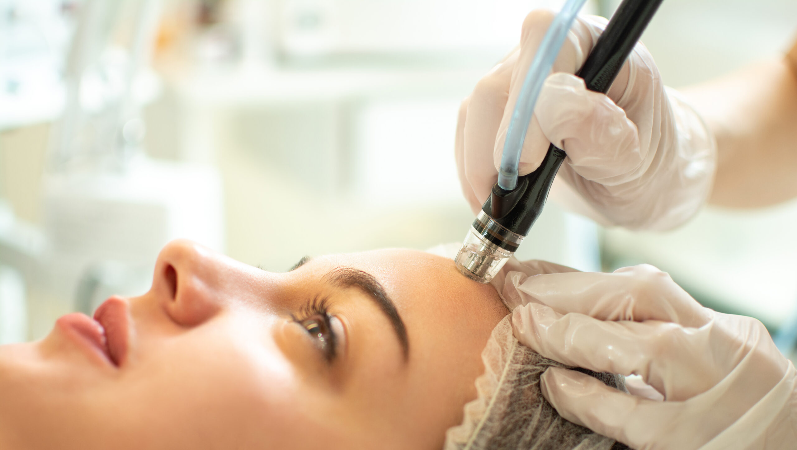 Guide Ultime de l’Hydrafacial: Tout Savoir sur le Soin Révolutionnaire