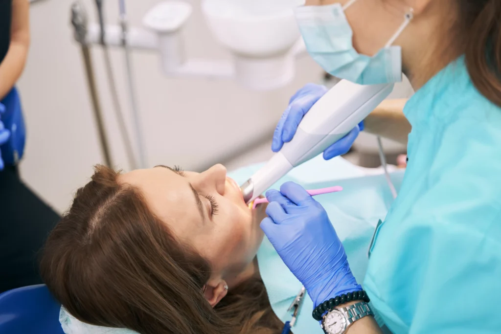 Orthodontiste entrain d'effectuer un scan 3D intra oral avant traitement avec gouttière dentaire transparente à Alger en Algérie