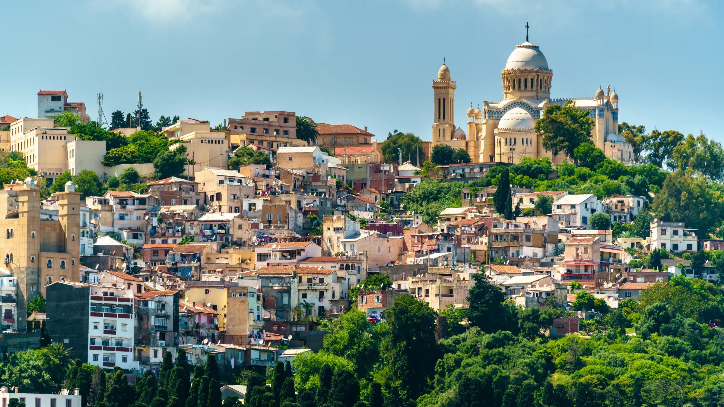 Faire ses soins dentaires en Algérie, est-ce risqué ? Réponses pour les patients français et algériens expatriés
