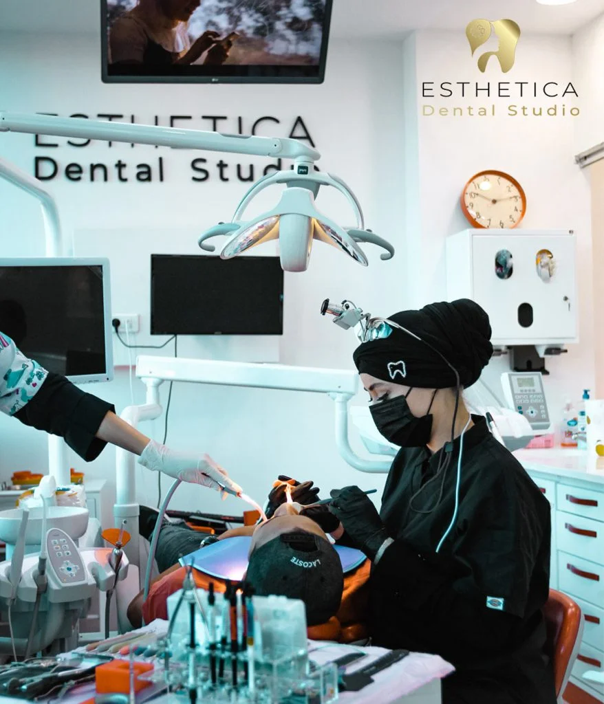 Dr Manel Djellabi, chirurgienne dentiste, entrain d'effectuer des soins dentaires au cabinet dentaire Esthética Dental studio à Alger en Algérie